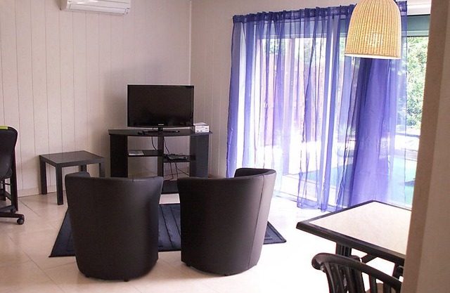 Caumont-sur-Durance Apartment, Sleeps 2 with Pool and Free WiFi