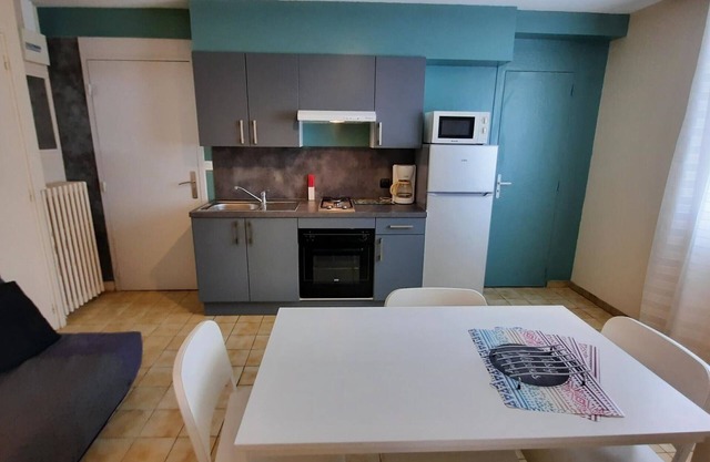 Central 1BR Apartment with Wi-Fi and Laundry, Near Shops & Thermal Baths