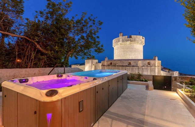 Central Dubrovnik villa w/pvt pool