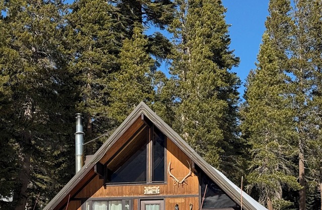 Chalet #2, Charming Ski In/Ski Out Steps to the M