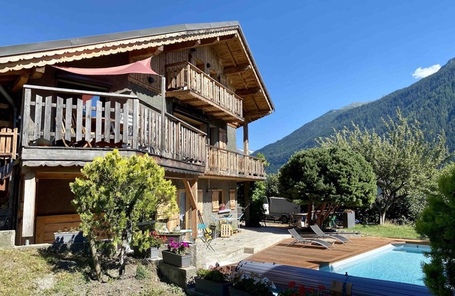 Chalet du chat - sleeps 10, fireplace, jacuzzi, pool, parking