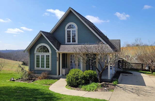 Chalet Haus. 5 min from the Ark Encounter. Room for 10 with gameroom and deck.