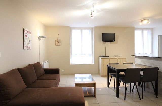 Charming 2-Bedroom Apartment, 50m from Thermal Baths, Sleeps 6, Modern Amenities, Special Rates