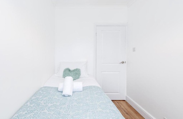 Charming 3-Bed Apartment in Romford