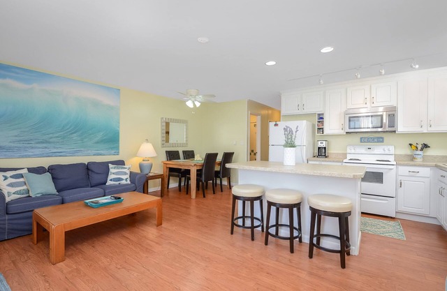 Charming 3BR 2BA Unit, Close to the Beach, Great Restaurants and Shopping!