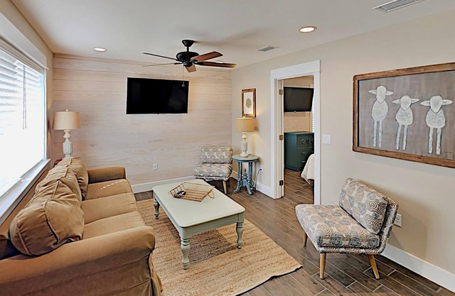 Charming coastal cottage w. great amenities, close to beach