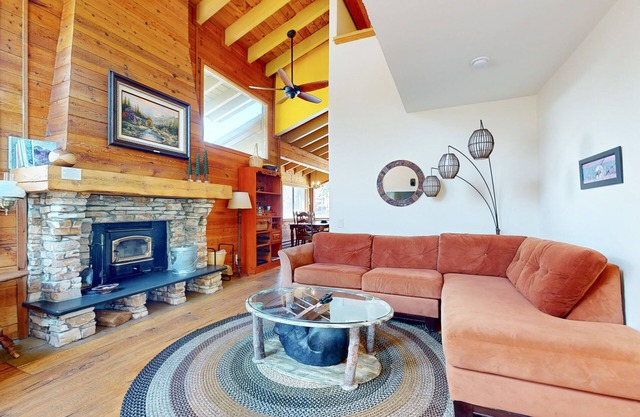 Charming Home, Dual Master Suites, Balcony, Quiet Forest Setting. Near Trails