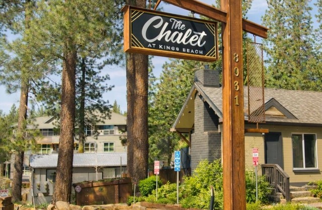 Charming hotel with lakeview, golf, skiing, WiFi, & Netflix