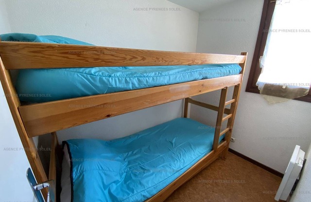 Charming mezzanine studio cabin for 4, near center, ski locker