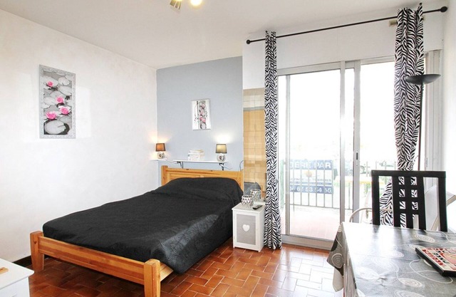 Charming Renovated Studio for 2 with Balcony, WiFi, A/C, Dishwasher, Near Balaruc-les-Bains Spa