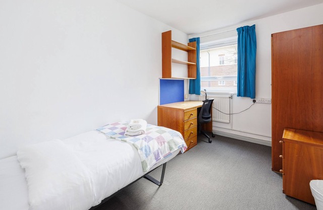 Charming Room Near Highfields Park
