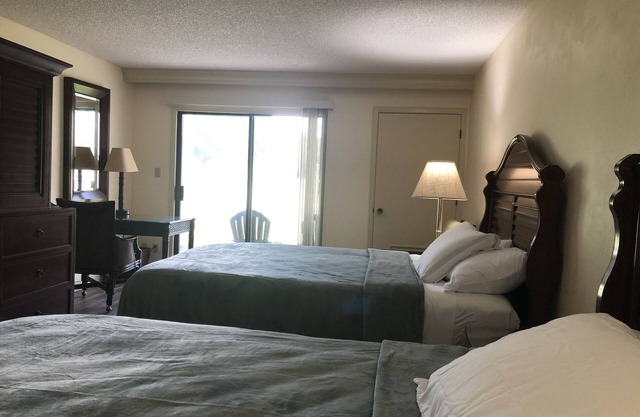 Charming Saddlebrook Stay . Private room with bath.