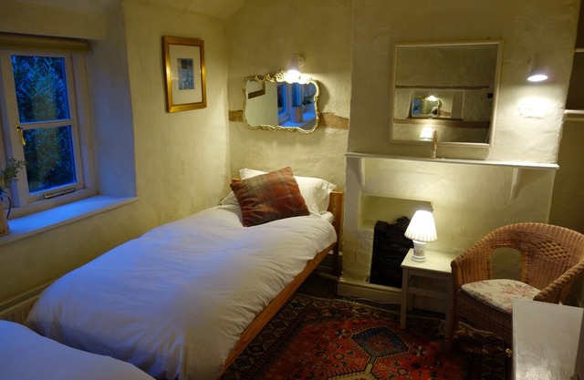 Charming, secluded, characterful cottage in the heart of Lechlade