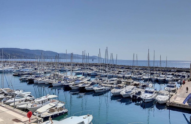 Charming T2 in La Favière with pool and private parking, near beaches and shops