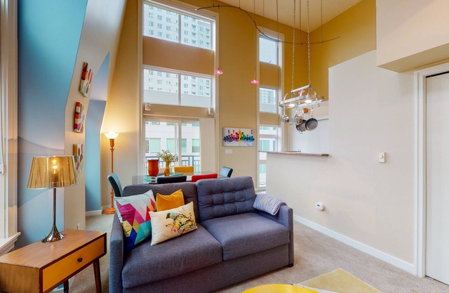 Charming top floor 2 story penthouse with Sound and Olympic views