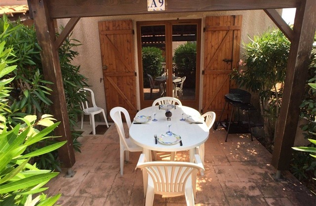 Charming Villa with Mezzanine, Pool Access, 6 Guests - Le Barcarès