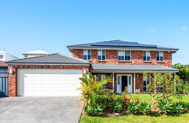 Cheerful 4-bedroom family retreat in Caves Beach