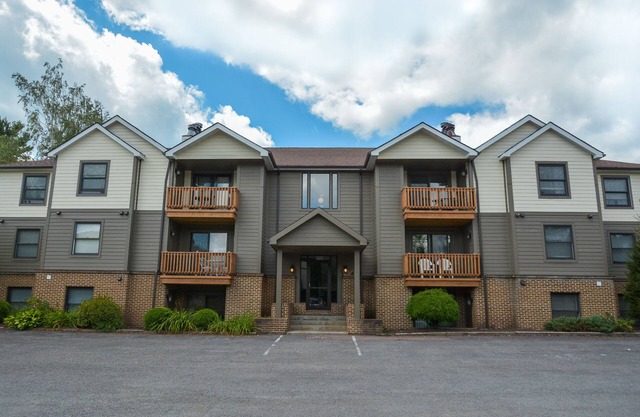 Cheerful & Charming 2 Bedroom Condominium w/ Communuity Indoor Pool!