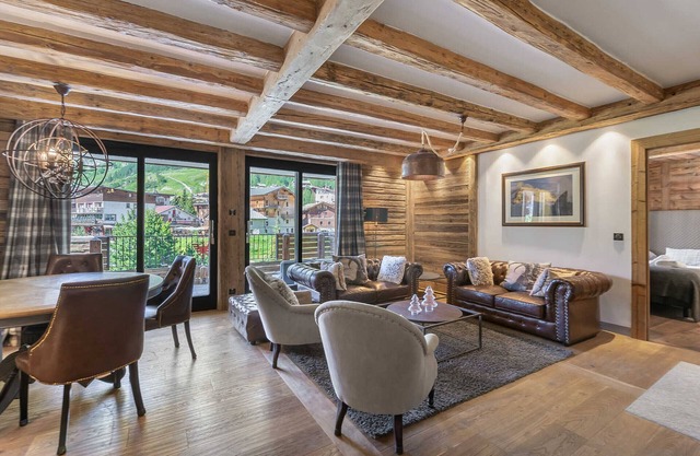 Chic Apartment in Central Val d'Isère, Near Slopes - Panoramic Views, Sauna, Parking