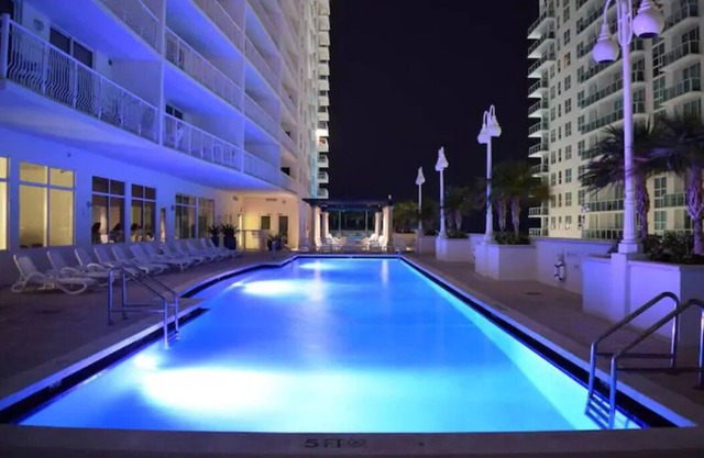 Chic Brickell Studio w/Pool,Gym,Jacuzzi and free parking