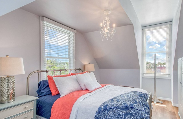 Chic Suite in Beautifully Updated Victorian Home - Walk to Downtown