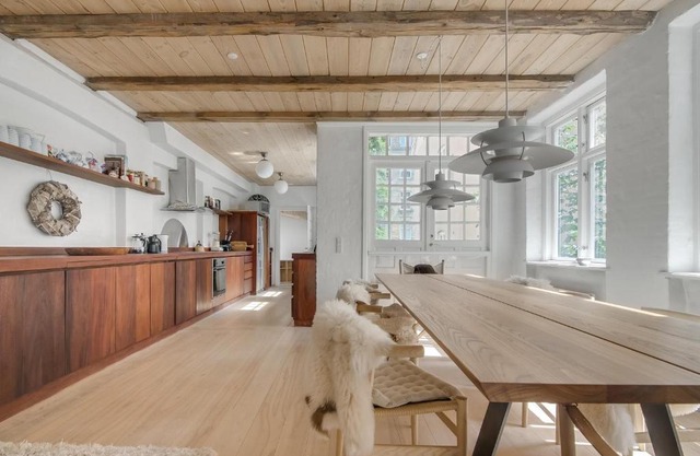 City apartment perfect for a family or group!