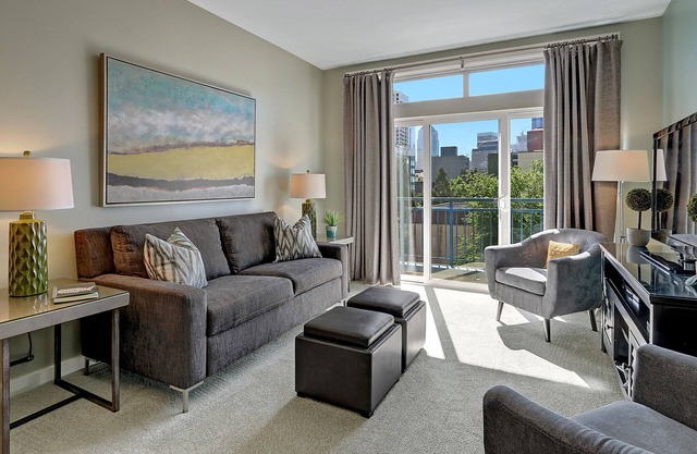 City ★ Water View Oasis with Pool & Gym near Cruise in Heart of Seattle