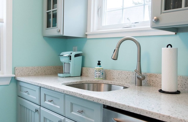 Classic Maine Beach Cottage! Steps to Pine Point Beach!