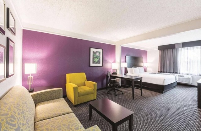 Close to Wax Museum! 2 Pet-Friendly Units, FREE Breakfast and Parking, Pool!