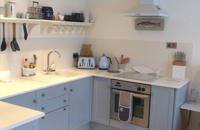 Coastal 1 bedroom cottage with sea views- The Shore