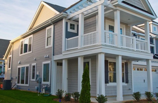 Coastal Club * 5 BR Twin Vacation Home, 3.5 Baths, 2 MBR Suites Sleeps 12!