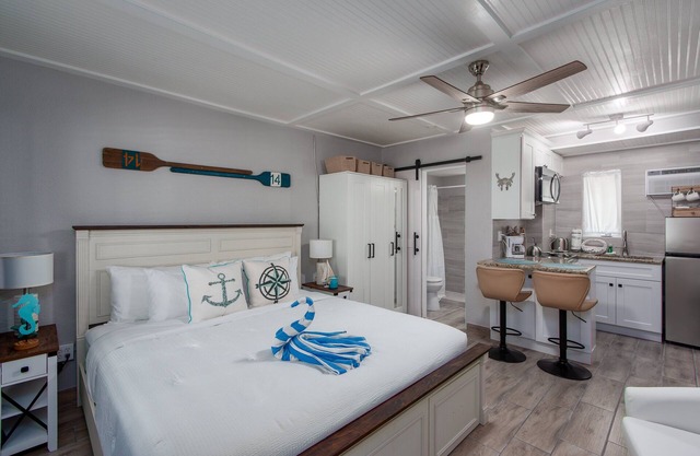 Coastal Retreat: Studio Unit w/Pool, Kitchen & Steps to Beach ➠ Tropic Terrace #9