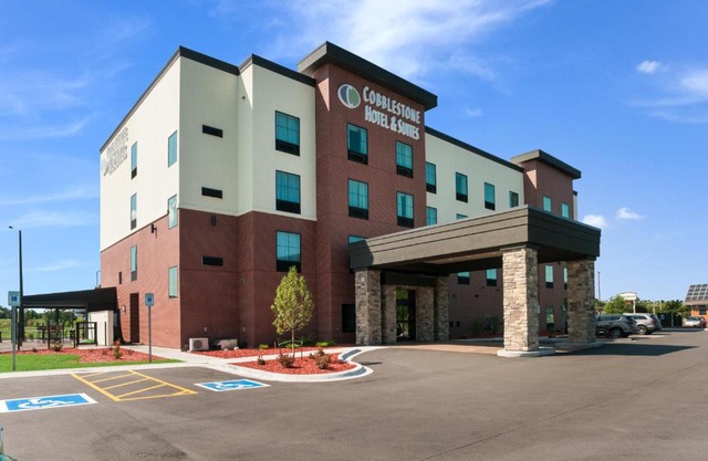 Cobblestone Hotel Appleton International Airport 