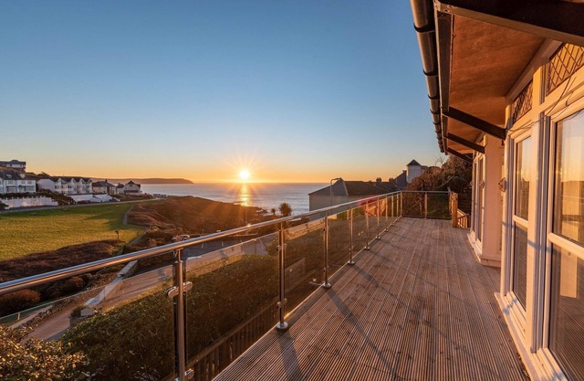 Combesgate View - Six Bedroom House, Sleeps 12