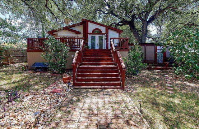 Come & Experience the True South Austin Vibe! Authentic Artist Bungalow- Walk to Dining- Mins to DT
