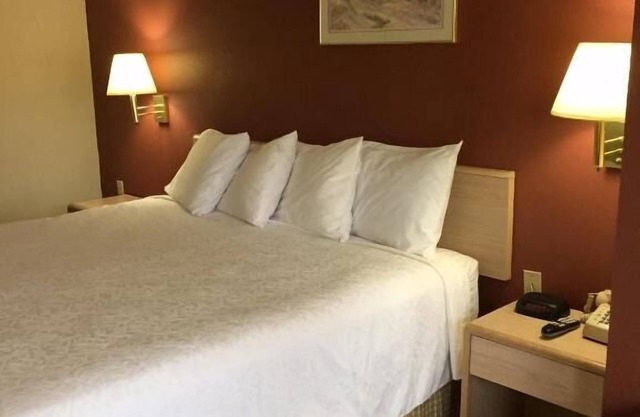 Comfort and Convenience! Free Breakfast & Parking, Minutes to Arkansas Museum