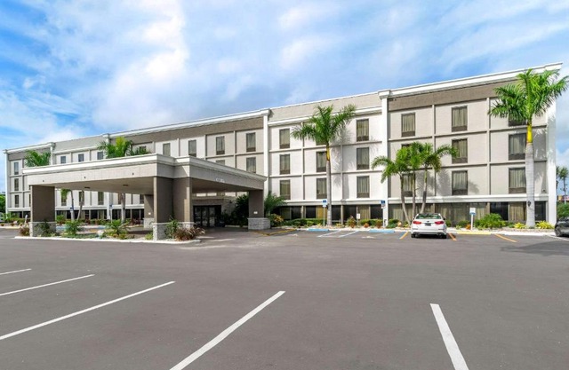 Comfort Inn Suites St Petersburg Carillon Park 