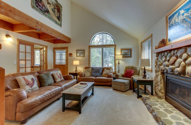 Comfortable Getaway with Private Hot tub, Entertainment & SHARC Passes