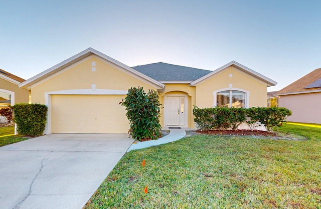 Comfortable home with solarium, pool & access to lake & Disney World