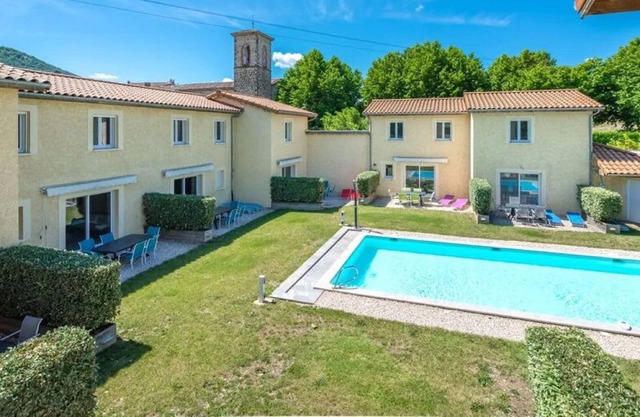 Comfortable villa with shared pool on a private domain