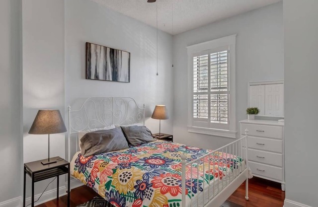 Comfy 2 BR apt with bunk beds - very pet friendly!