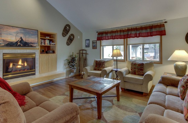 Comfy Home with Shared Pool, Private Hot Tub, Large Backyard, and SHARC Passes