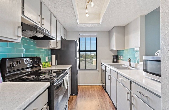Comfy King Bed w/Balcony View of Downtown Austin