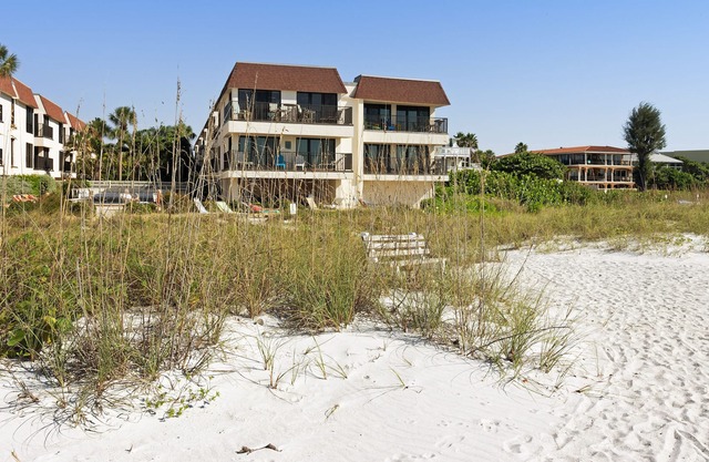 Condo with great seaside location near beaches and shared pool