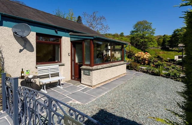 CORNER COTTAGE, romantic, with open fire in Troutbeck