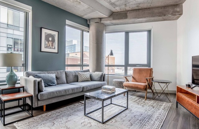 Corner Kendall Sq 1BR w/Office Nook, Gym near MIT by Blueground