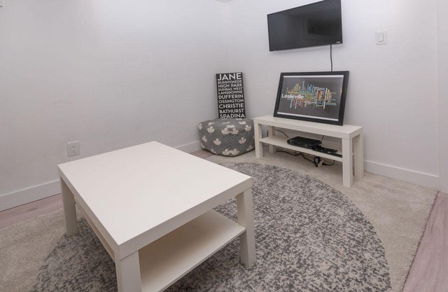 Cosy 1 Bedroom Suite in Leslieville