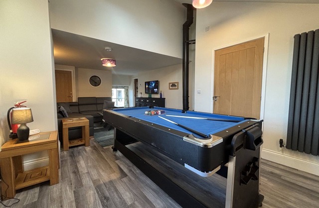 Cosy Dog Friendly 18th Century Barn, Hot Tub