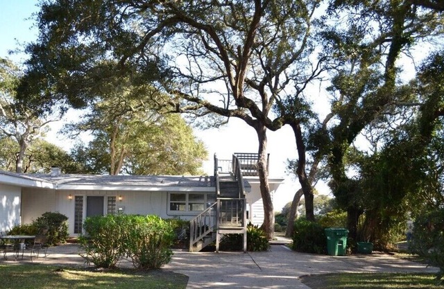 COTTAGE BY THE SEA-Unit A 3 bedrooms, 2 bathrooms