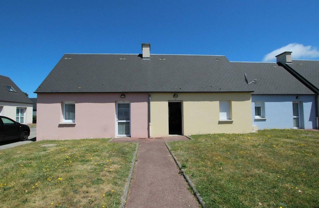 Cottage near the sea with parking and pets allowed